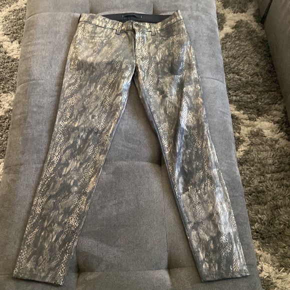J BRAND 901 Black Golden Snake Print Coated Stretch Denim Leggings Jeans - Picture 5 of 11